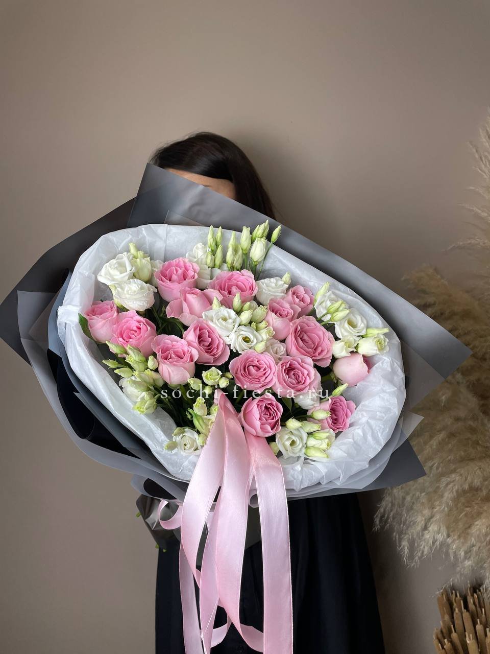 сборный букет из роз и хризантем для подарка в небольшом городе