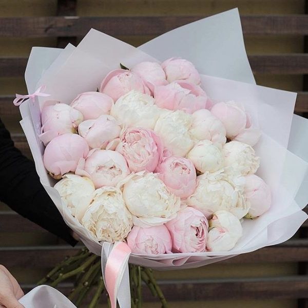 Букет с пионами