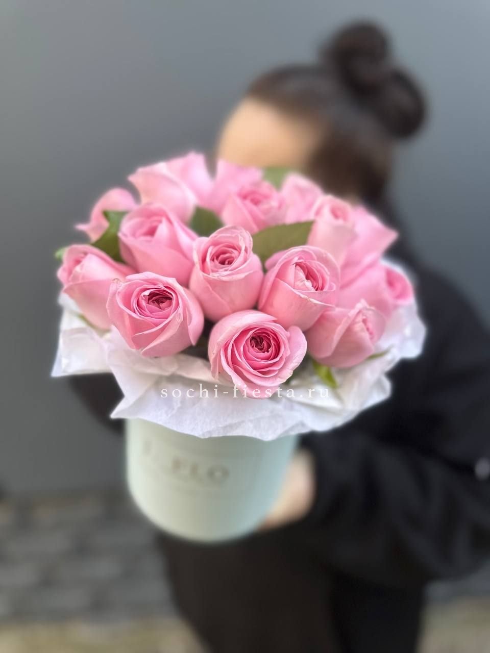 зимняя композиция с амариллисом и еловыми ветвями в Тольятти