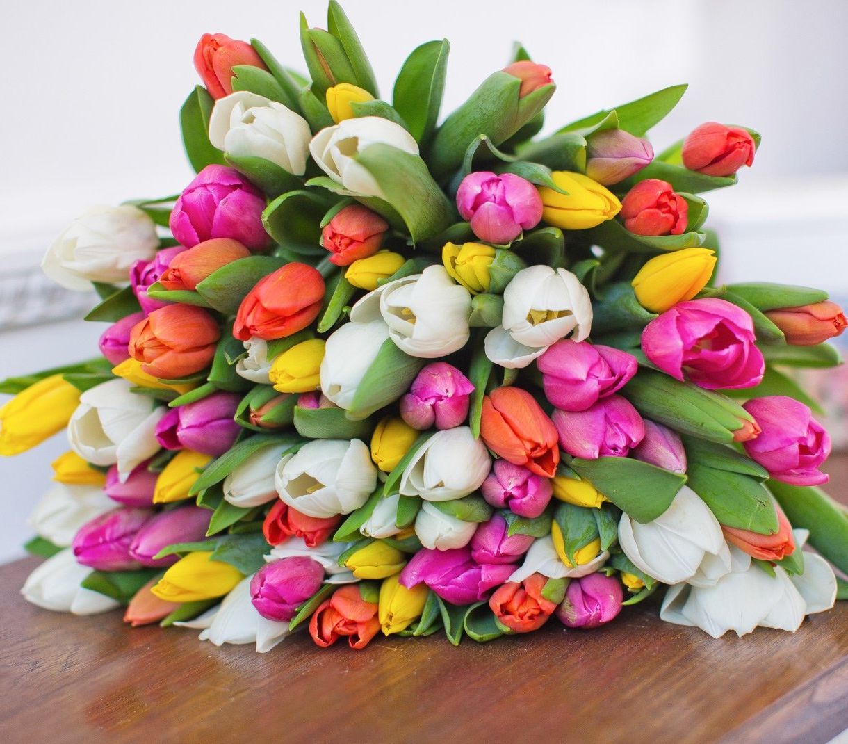 классическая корзина с лилиями и розами для юбилея в Тольятти