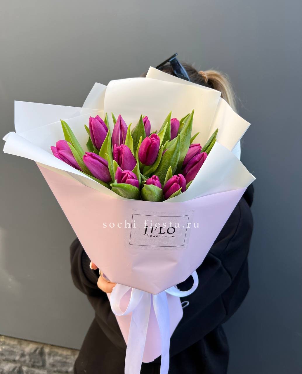 видовой каталог с розами и хризантемами в студии флористики в Тольятти