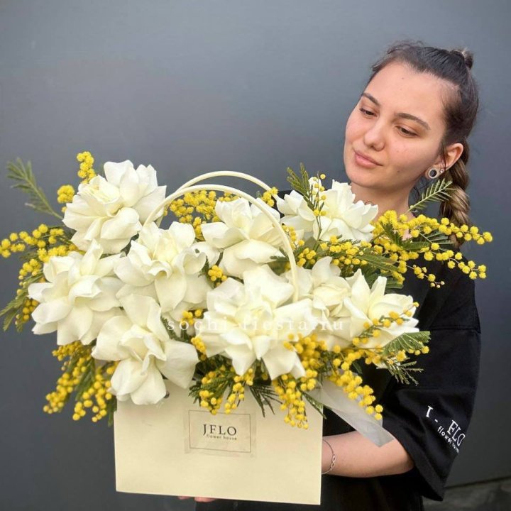 Французские Розы и мимоза  в сумочке  в Тольятти