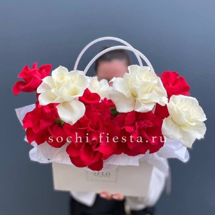 Сумочка  красных и белых роз в Тольятти