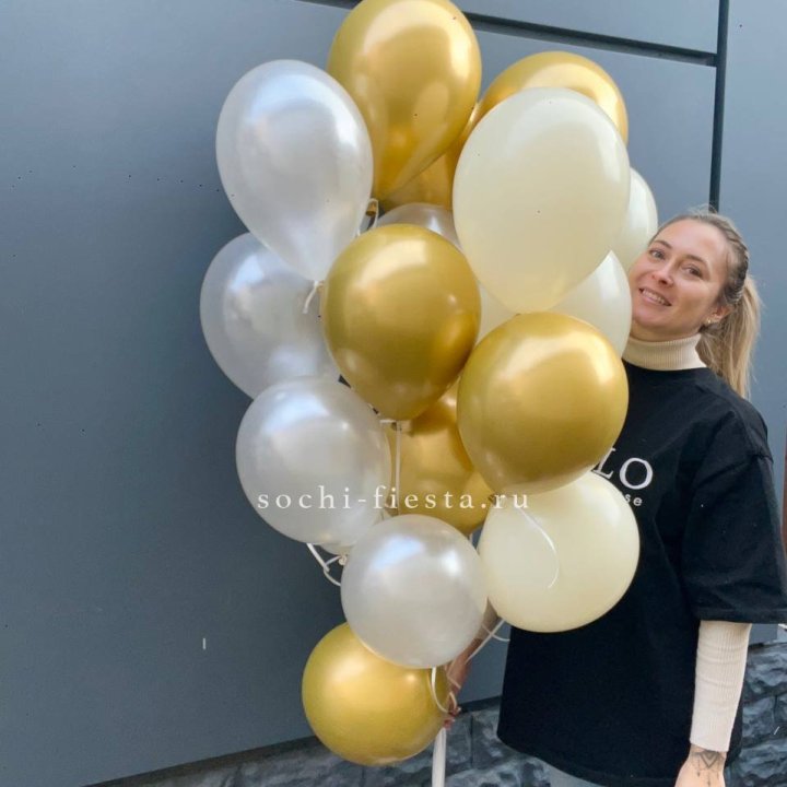 Облако шаров из белого и золотого оттенков в Тольятти