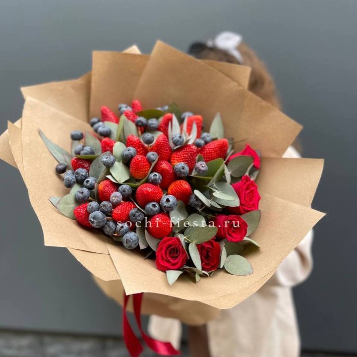Клубника и голубика с цветами в Тольятти