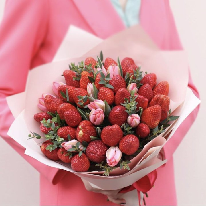 Тюльпаны и клубника в Тольятти