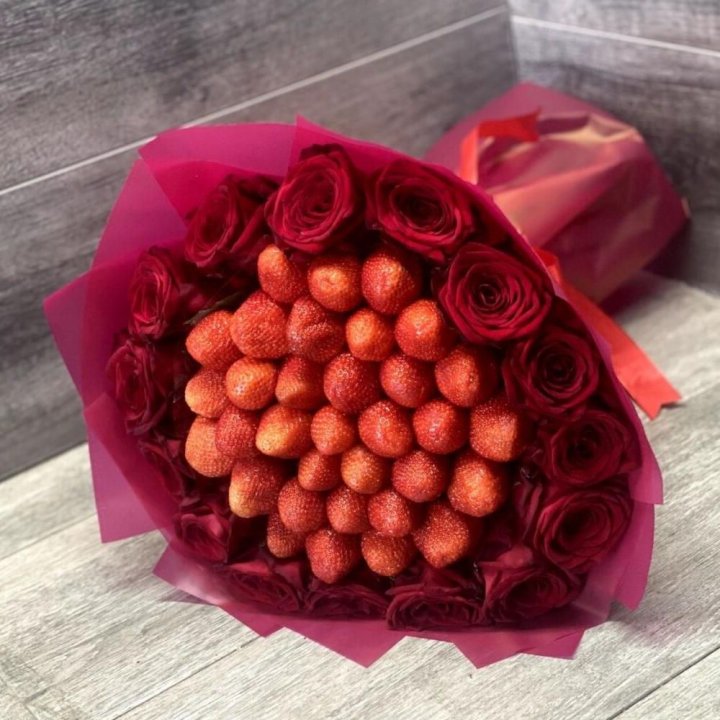 Клубничный букет с розами в Тольятти