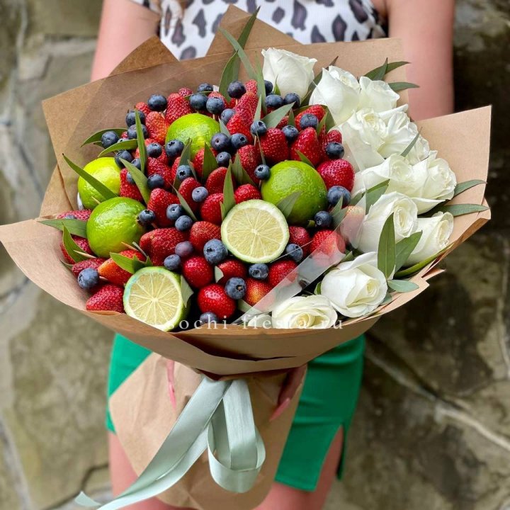 Ягодно-цитрусовый букет с розами в Тольятти