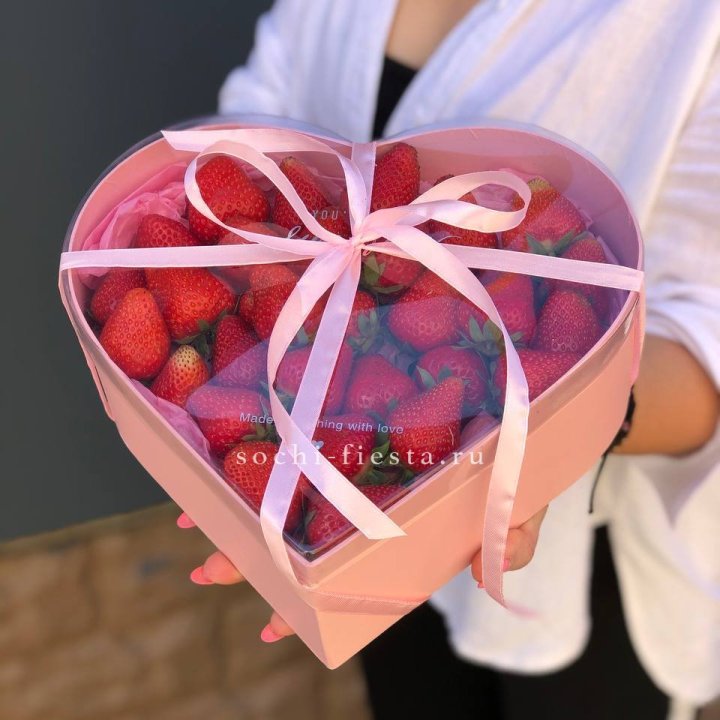 Коробочка сердце  с клубникой в Тольятти