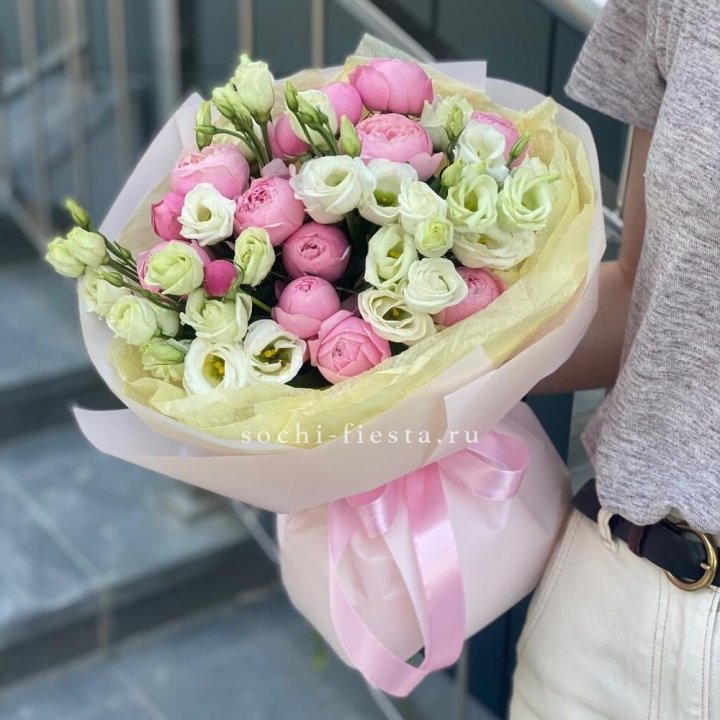 Букет кустовых роз с эустомой в Тольятти