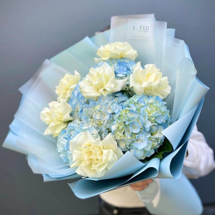  Букет из голубых гортензий и роз  в Тольятти