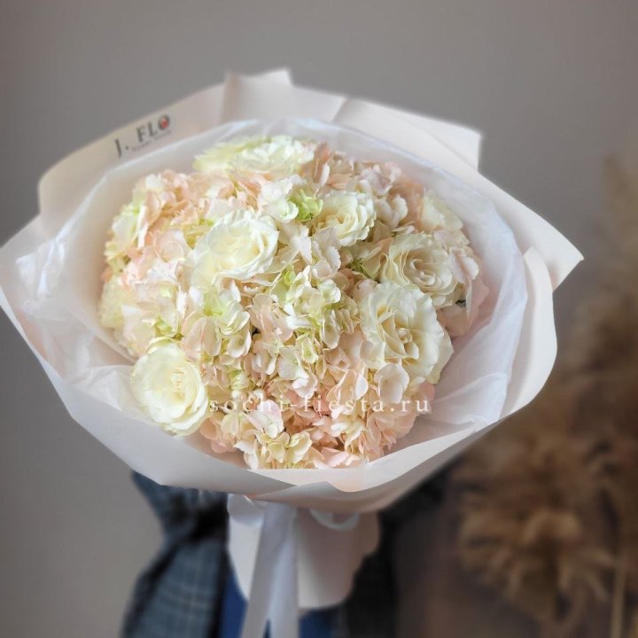  Букет гортензии и роз  в Тольятти