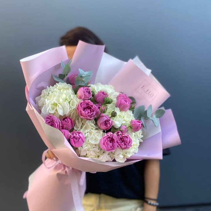 Букет белых гортензий и пионовидных роз  в Тольятти