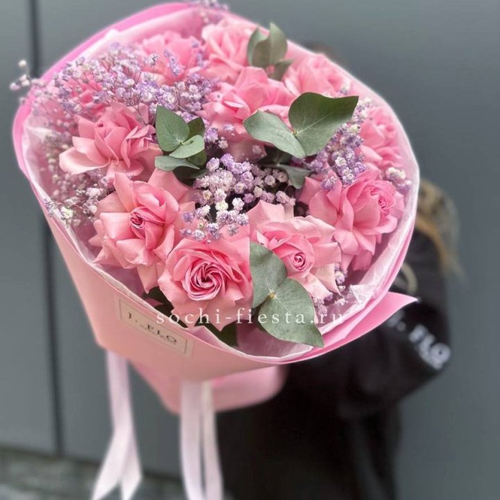 Розовые французские розы с гипсофилой в Тольятти