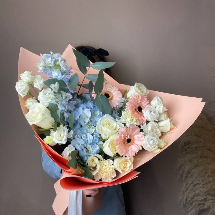  Букет гортензии и роз "Валенсия" в Тольятти