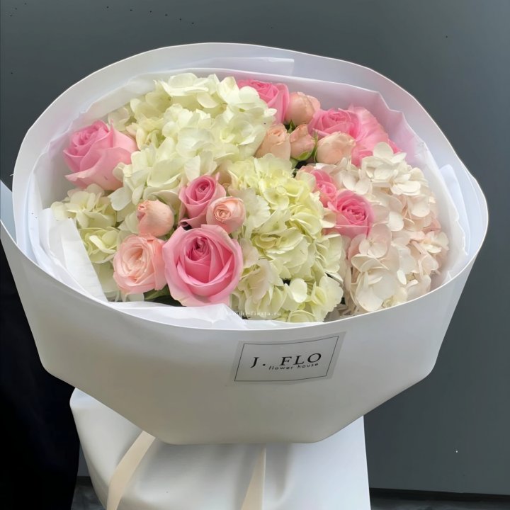  Букет гортензии и роз  "Тиамо" в Тольятти