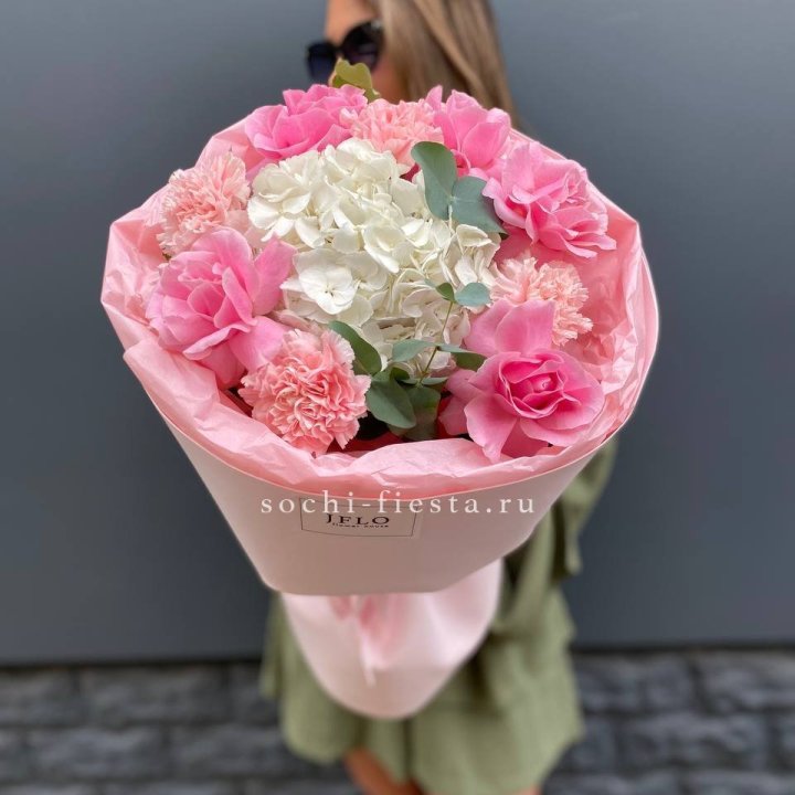  Букет роз и гортензии "Навола" в Тольятти