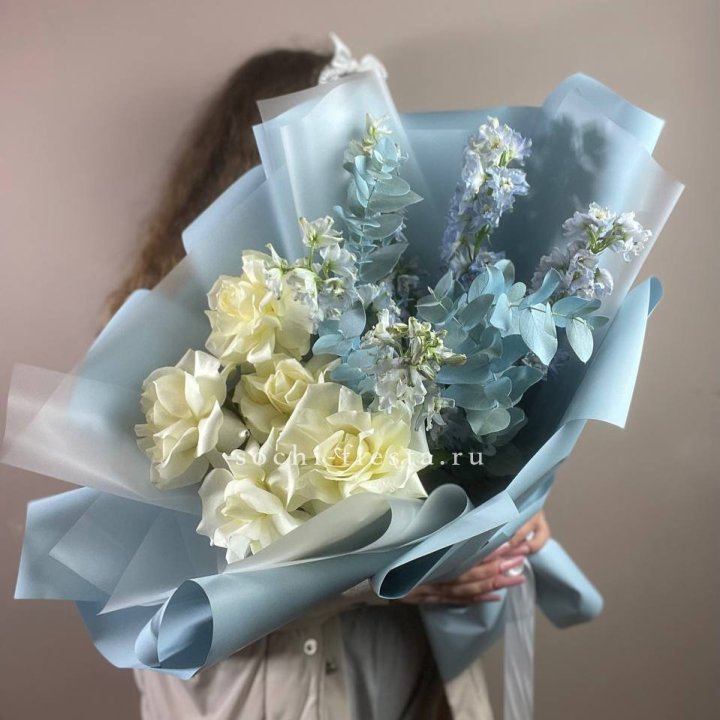 Букет из белых французских роз и дельфиниума в Тольятти