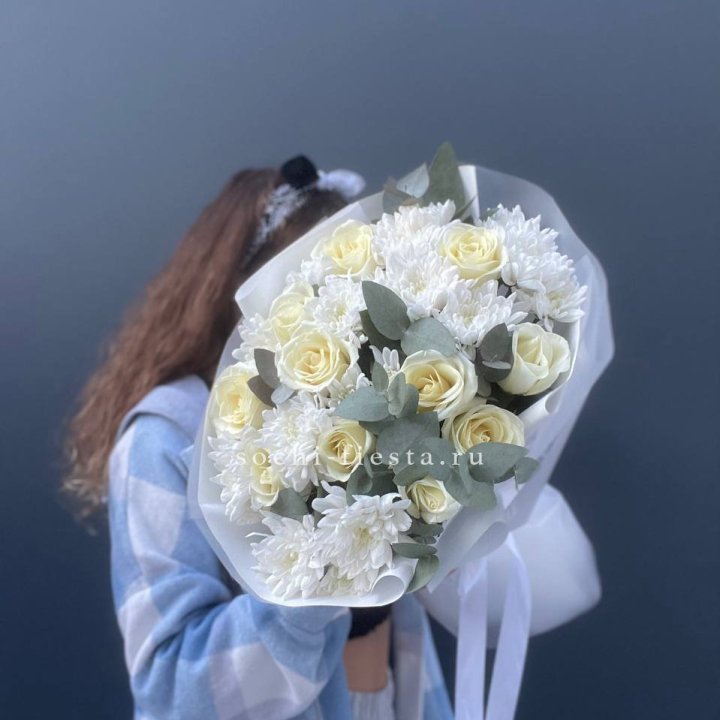  Букет белых роз с хризантемой  в Тольятти
