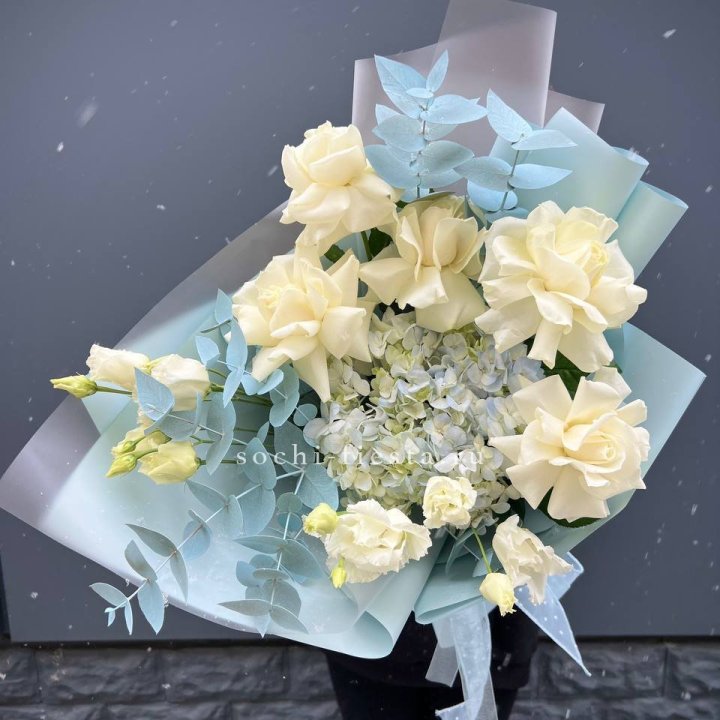 Букет с гортензией и белыми французскими розами в Тольятти