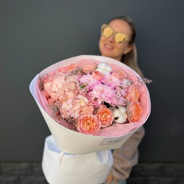 Букет гортензии и кустовых роз  в Тольятти