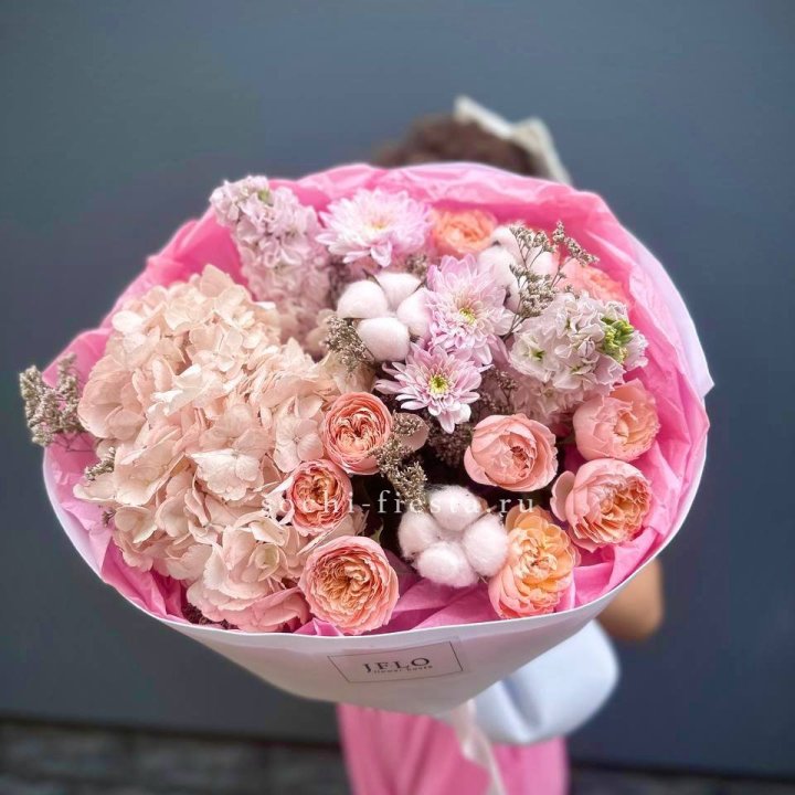 Букет гортензии и кустовых роз "Абрассо" в Тольятти