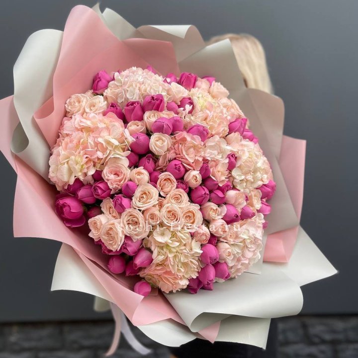 Букет кустовые розы и гортензия в Тольятти