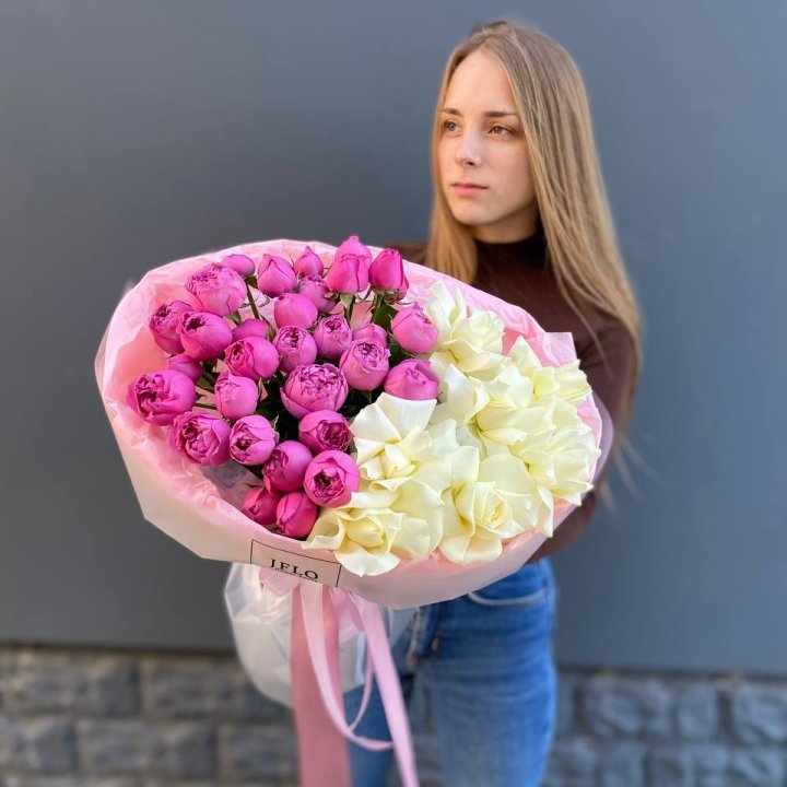 Дуо белых и кустовых роз в Тольятти