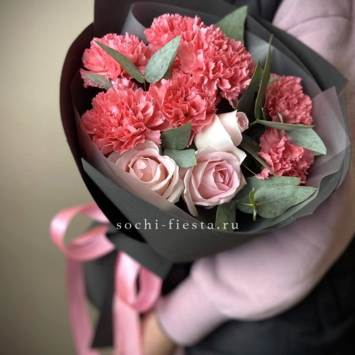 Букет из роз и диантусов "Пенелопа" в Тольятти