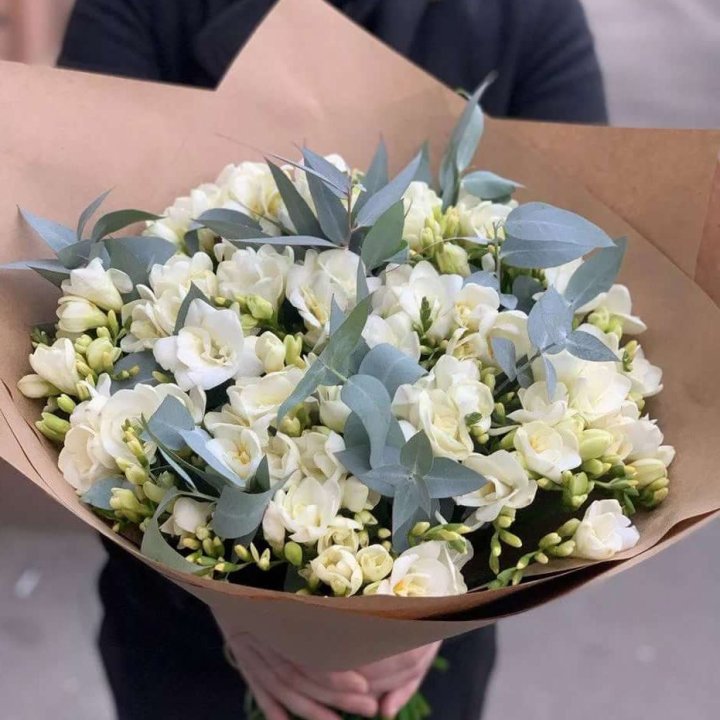 51 фрезия с эвкалиптом в Тольятти