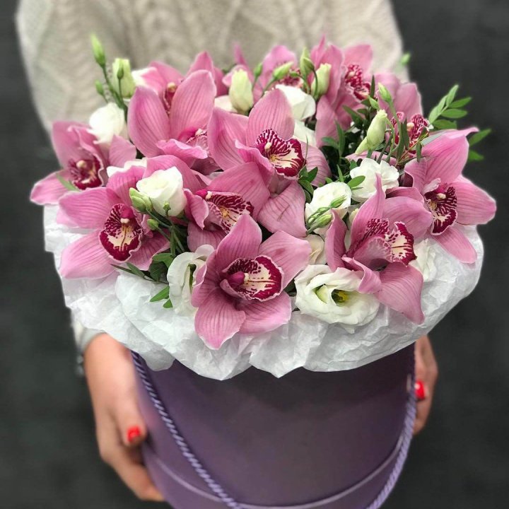 Орхидея и эустома в шляпной коробке в Тольятти