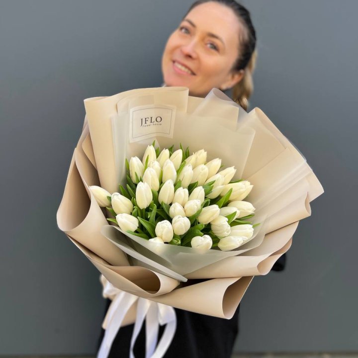 35 белых тюльпанов в Тольятти