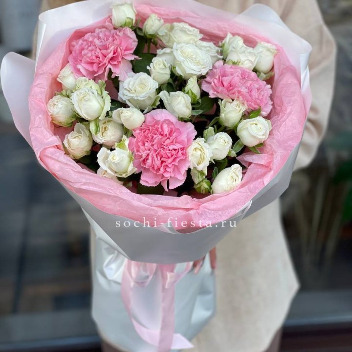 Букет розы с диантусами "Блэш" в Тольятти