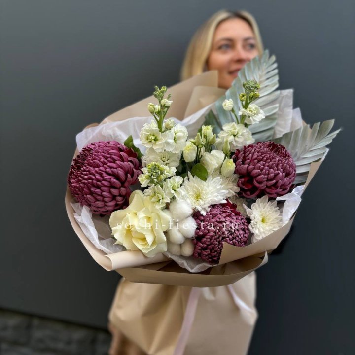 Хризантемы с маттиолой розами эустомой Чика в Тольятти