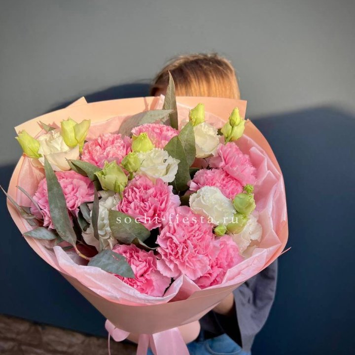 Букет гвоздик и  эустом "Сири" в Тольятти