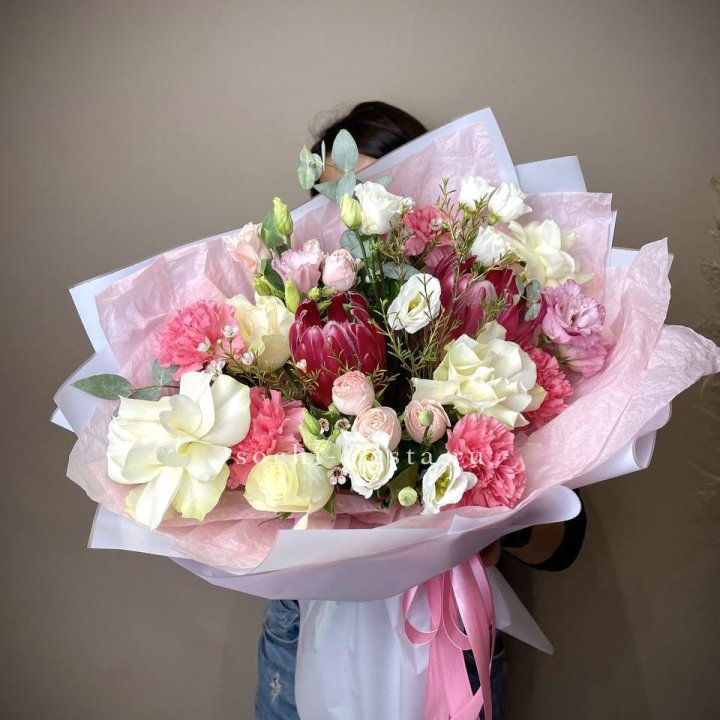 Букет с протеей, розами "Элеонора" в Тольятти