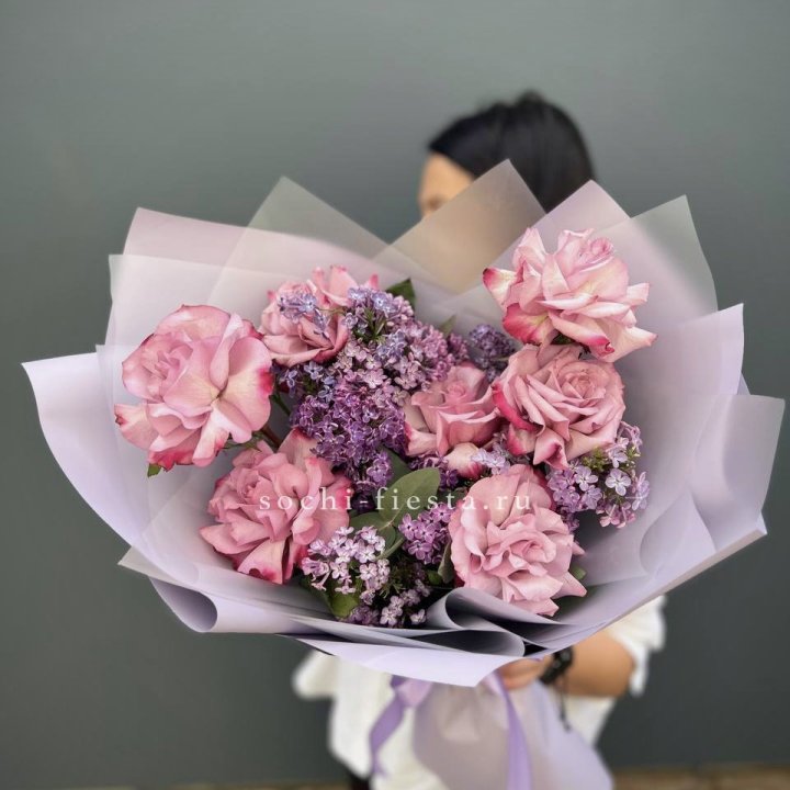 Букет из розовых роз и сирени в Тольятти