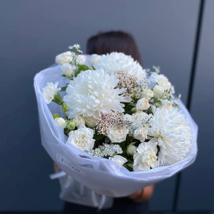 Букет хризантем и роз вайт шотс в Тольятти