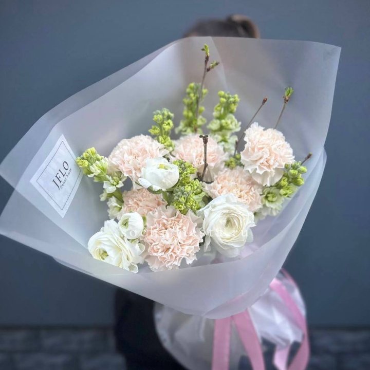 Букет маттиолы и ранункулюсов  в Тольятти