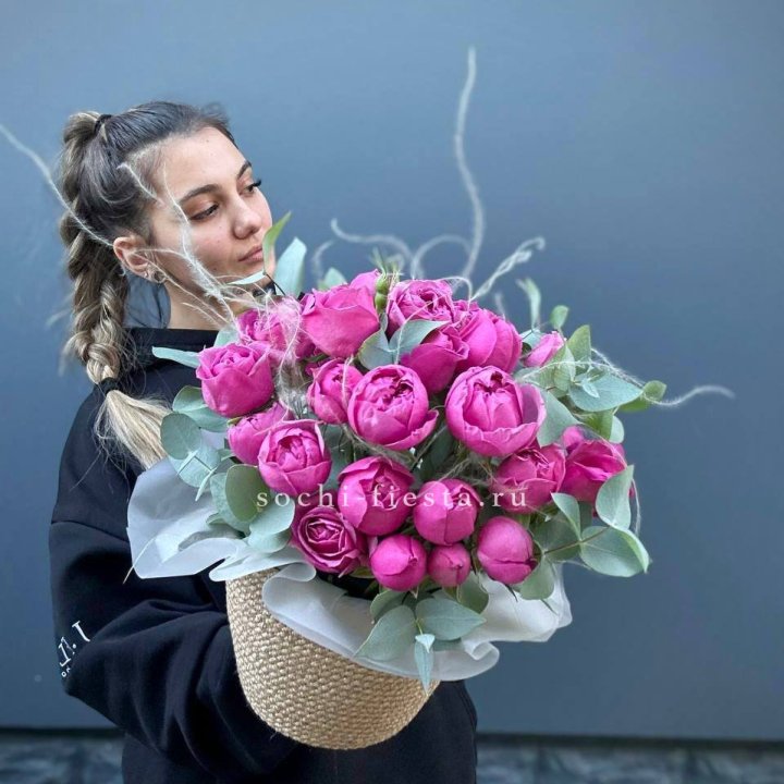 Пионовидные розы  в джутовом кашпо  в Тольятти