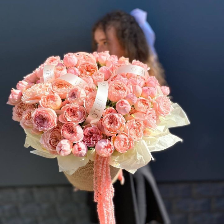 Кустовые розы Джульетта в джутовом кашпо в Тольятти