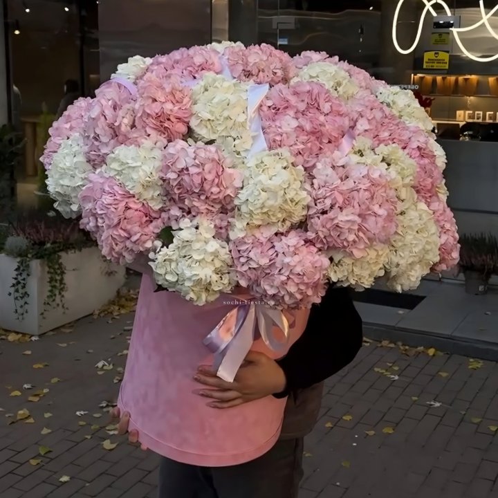 Дизайнерский цилиндр с гортензиями  в Тольятти