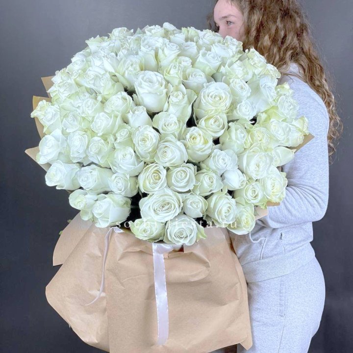 101 белая высокая импортная роза в Тольятти