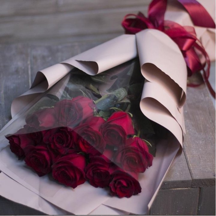 11 голландских роз в оформлении в Тольятти