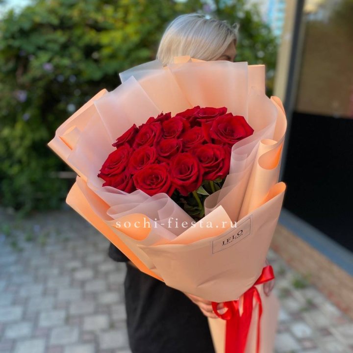 15 голландских роз в оформлении в Тольятти