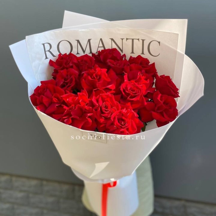 19 высоких роз в оформлении в Тольятти