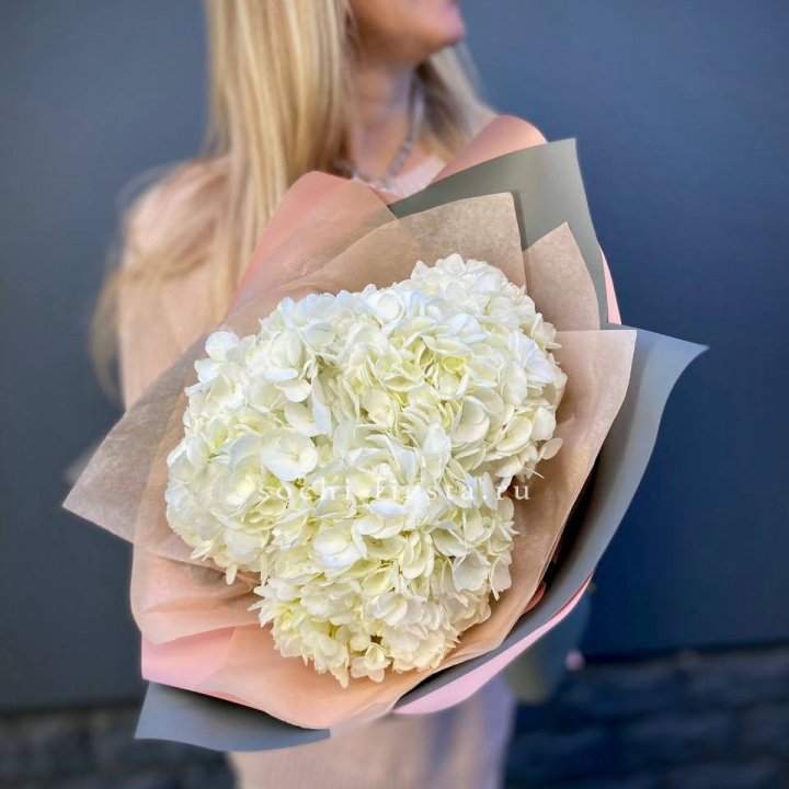 Букет из трёх белых гортензий в Тольятти