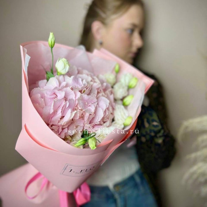 Букет с гортензией №2 в Тольятти