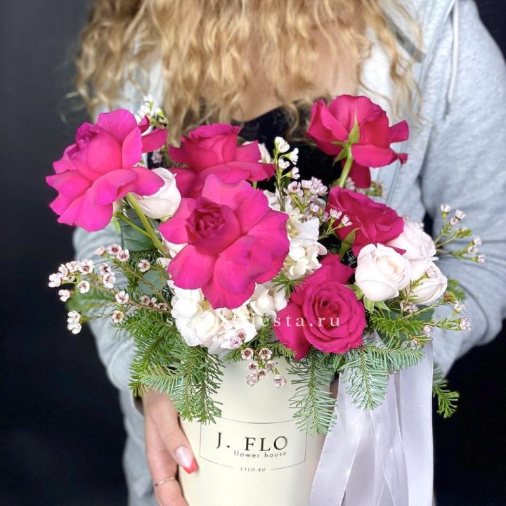 Новогодняя композиция в коробке пинк розе в Тольятти