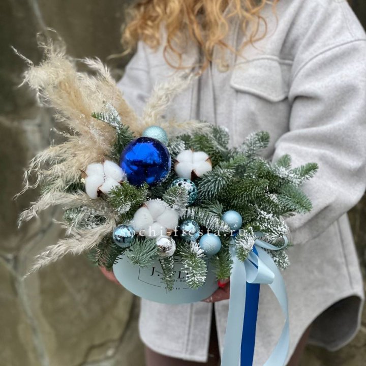 Новогодняя композиция в коробке блю в Тольятти